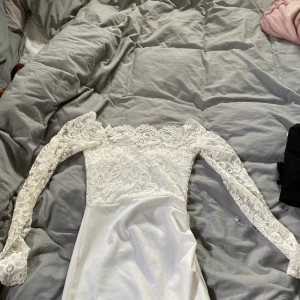 Vit spets klänning från nelly - Sitter jättebra och framhäver dina kurvor. 