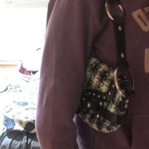 axelväska  - jätte fin passar till dom flästa stilen. från river island, en av mina favorit väskor 