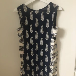 Kort Klänning Asos - Klänning från märke Asos i vit och mörk blå färg