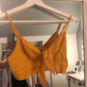 Gul topp - Säljer denna supersöta gula lilla topp ifrån Bikbok. Mycket bra skick!! Frakt tillkommer ca 30kr 💞 (lånade bilder)