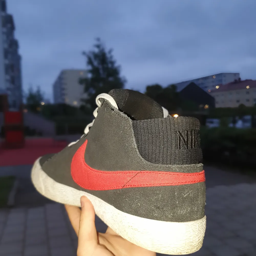 Nike blazers i storlek 44. Originalsulan fanns inte då jag köpte de second hand och det ligger nu i en väldigt mjuk och skön ecco (tror jag) sula i vilket gör att den passar mig som har 41-42 eller 44 om du tar ut sulan :) Skriv om du är intresserad!. Skor.