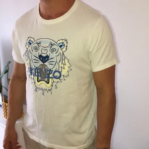 KENZO  - T-shirt från kenzo . Nypris 995 . Mitt pris : 300. fraktkostnad tillkommer ! Fint skick 