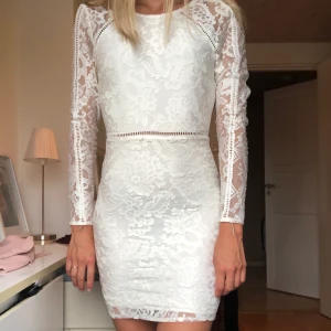 Sommar klänning  - Vit sommar klänning ifrån Nelly. Använd 1 gång. 