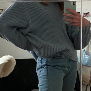 Stickad tröja  - Säljer denna snygga ljusblå/ gråblå stickade tröjan från monki i str M. Passar XS-L beroende på hur man vill att den ska sitta men sitter snyggt oversized på mig som har Xs. Frakt tillkommer på ca 50kr. :)