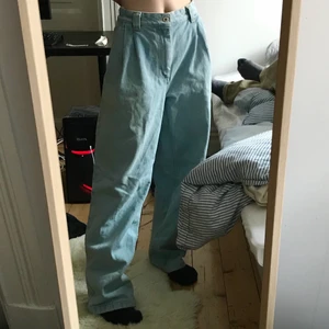 polar skate co byxor, stl 20/32 - baggy ljusblå jeans från polar skate co, jättefint skick förutom ett litet hål på sidan som knappt syns😝 jag köpte dem för 1200kr, ifall någon är intresserad kan vi diskutera priset!