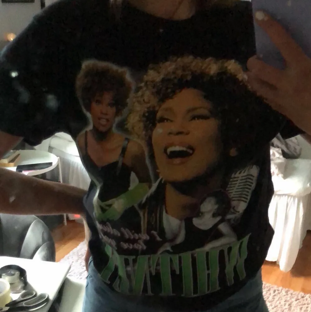 Säljer nu denna snygga Whitney Houston T-shirten, köpt på carlings. Använd ett fåtal gånger och därav mycket bra skick. Den är i storlek L och ganska så oversized. 100kr + frakt. . T-shirts.