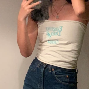 Super söt tub topp!! - En urgullig tub topp som jag sytt själv, därav sista bilden som är baksidan av tröjan. Annars är den jättefin fram på🥰❤️ Den har nu blivit för liten och söker nytt hem!!🥰  Säljer billigt pga ryggen;)