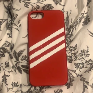 iPhone skal - Ett iPhone 8/7 skal från adidas i väldigt bra skick, aldrig använt då jag fick en ny mobil kort efter jag köpte skalet. Det är äkta från adidas. Ordinariepriset 350kr ungefär. KÖPARE STÅR FÖR FRAKT