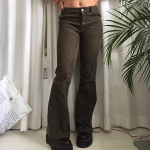 Manchesterbootcut - Sååå snygga manchesterbyxor från zara i bootcutmodell. Olivgröna. Litet hål i en skärphälla men det syr jag ihop innan jag skickar såklart💘🥰