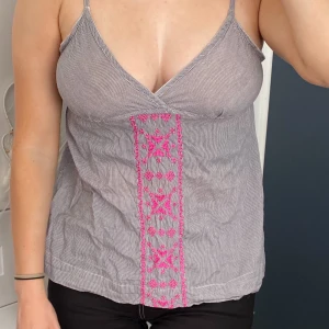 Sommarlinne - Gulligt sommarlinne från JC med rosa mönster. Använt rätt mycket men är nu för litet. Xxs men passar också XS. 