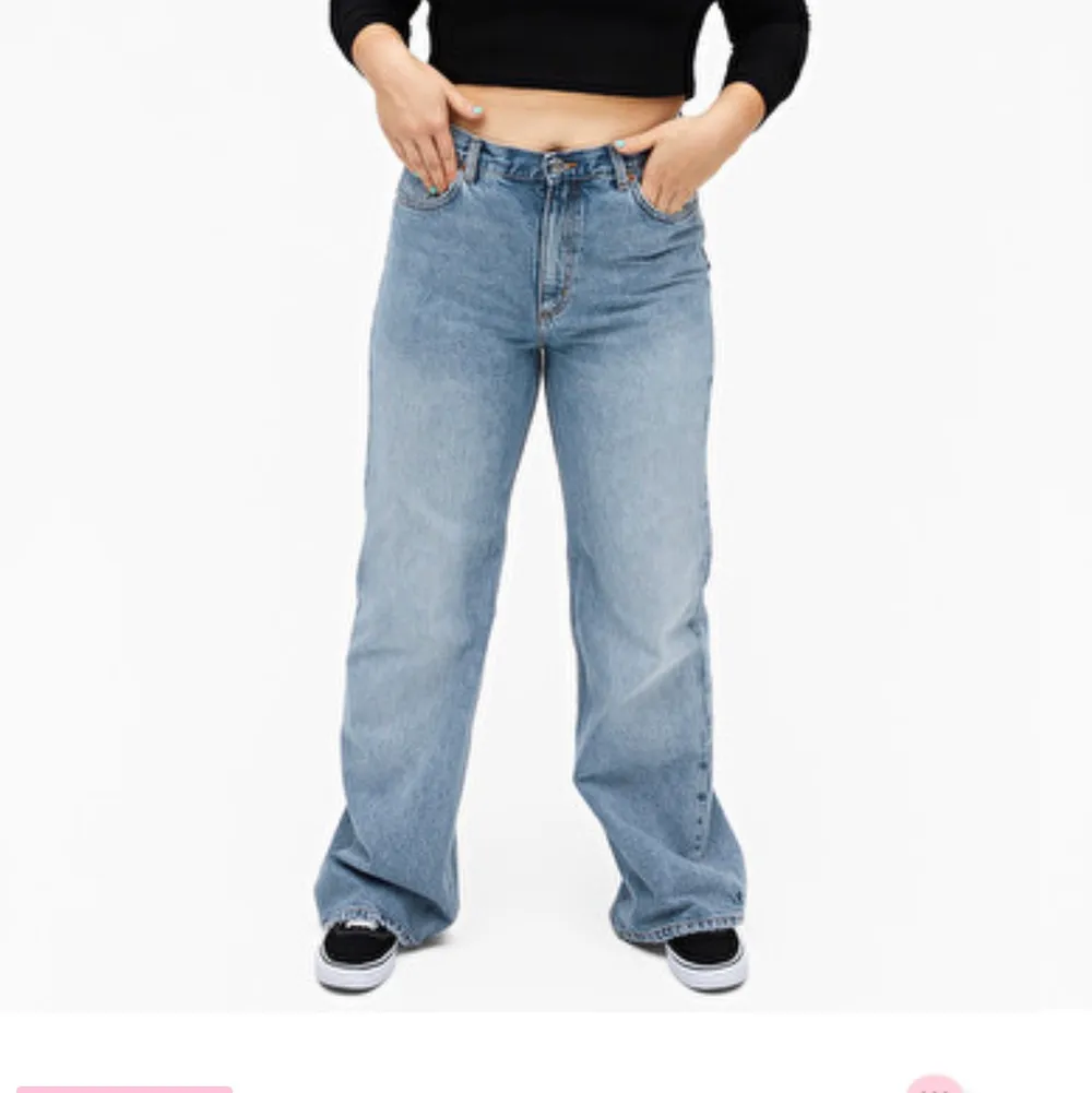 Säljer dessa snygga jeans från monki i modellen Yoko då jag beställde de i en förstor stl! Helt nya, frakt ingår i priset💓✨. Jeans & Byxor.
