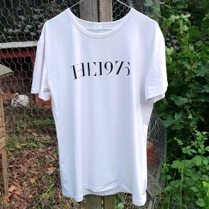 The 1975 vit t-shirt (XL) - Vit t-shirt med svart tryck och mjukt material <3 Bröstlängd 49cm; Plagglängd 58cm; Passform Stretchig, unisex