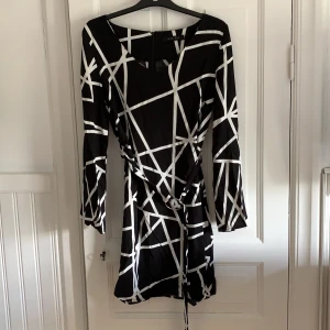 Helt ny Klänning stl 36 - Helt ny klänning, aldrig använd stl 36