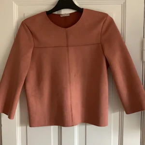 Blus i mocka från zara - Rostrosa blus, aldrig använd