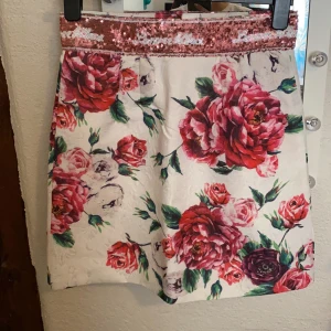 Kjolen  - Blommig kjol i stl S 