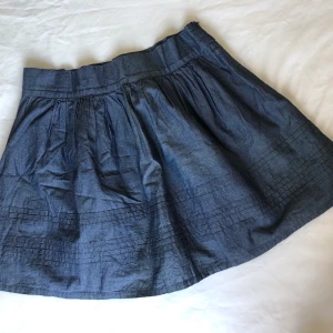 Kort kjol, likt denim - Kort sommarkjol i bomull, likt denim. Kan hämtas i Malmö. Ev. frakt betalas av köparen.