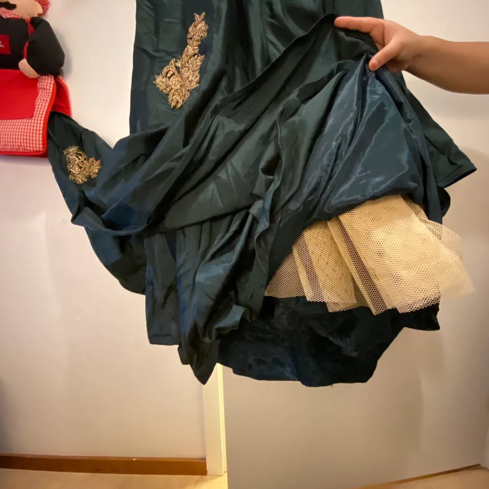 Green coloured evening gown for parties...elegant wear....never used and has a tag...has 5 layers of clothes inside to give an elegant look...has a zip at one side for best fitting...also has 10 cm of space available for alteration. Klänningar.