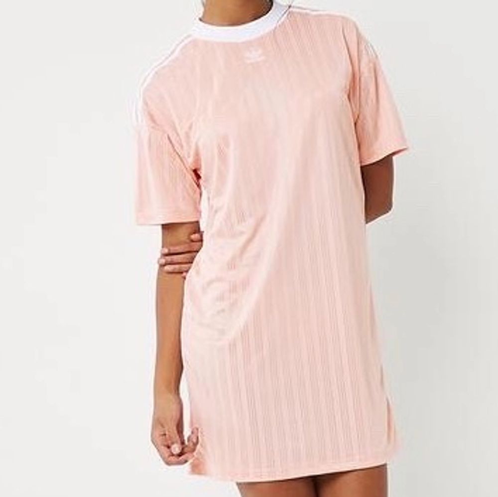 Klänning från adidas som endast använts 1 gång i strl S. Orginalpris 599kr. Jag sätter inget pris, du som kund berättar för mig vad du tycker känns rimligt att betala! Hör av dig för fler bilder eller frågor! Såld för 300kr.. Klänningar.