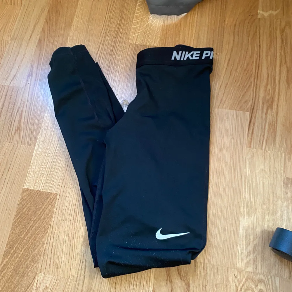 Nike tights, tränings materiall, i storlek XS, frakt 50kr . Jeans & Byxor.
