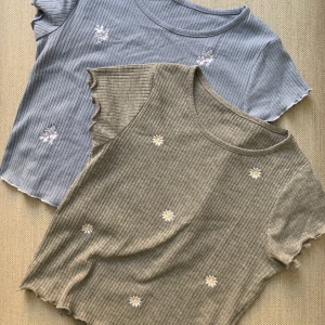 Ribbad topp - Supersöta toppar med blomdetaljer, toppskick då jag knappt använt dom💞 säljer de för 60 kr styck eller 120 för båda🥰 Köparen står för frakt men kan även mötas upp i Stockholm🌸