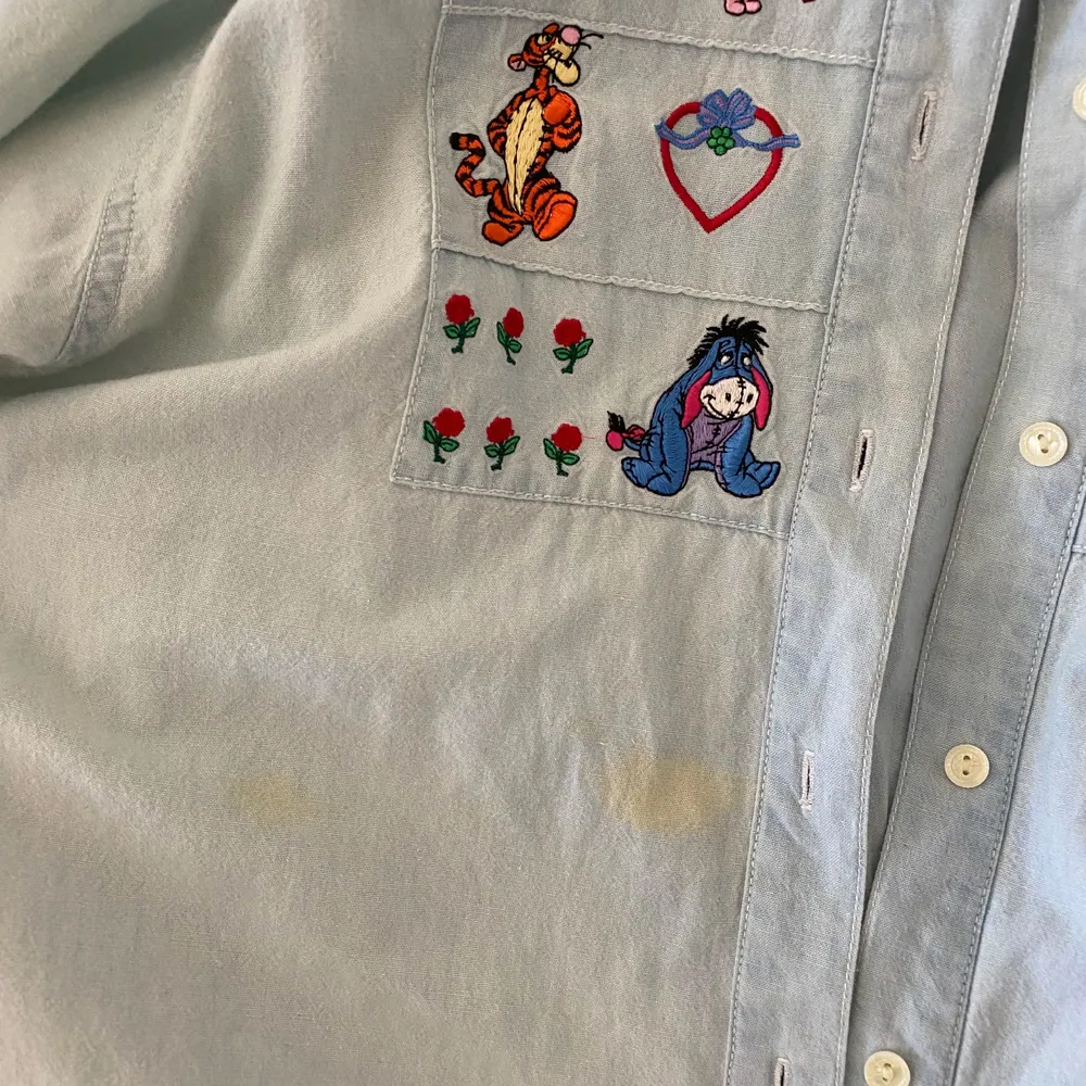 Supergullig Disney skjorta, jättebra skick förutom två fläckar (bild 3), köpare står för frakt🥰. Skjortor.