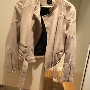 jacka zara - Beige jacka från zara i storlek M. Aldrig använd pris lapp kvar. Passar även st S