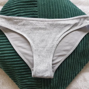 Bikini trosor - Köpta här på plick men tyvärr försmå. Skulle beskriva dem som en liten medium. Endast provad med trosor på. :) frakt ingår.