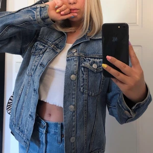 Jeansjacka blå - Säljer nu min superfina jeansjacka då den blivit för liten. Skulle säga att den sitter mer ”baggy” och alltså inte speciellt tajt. 