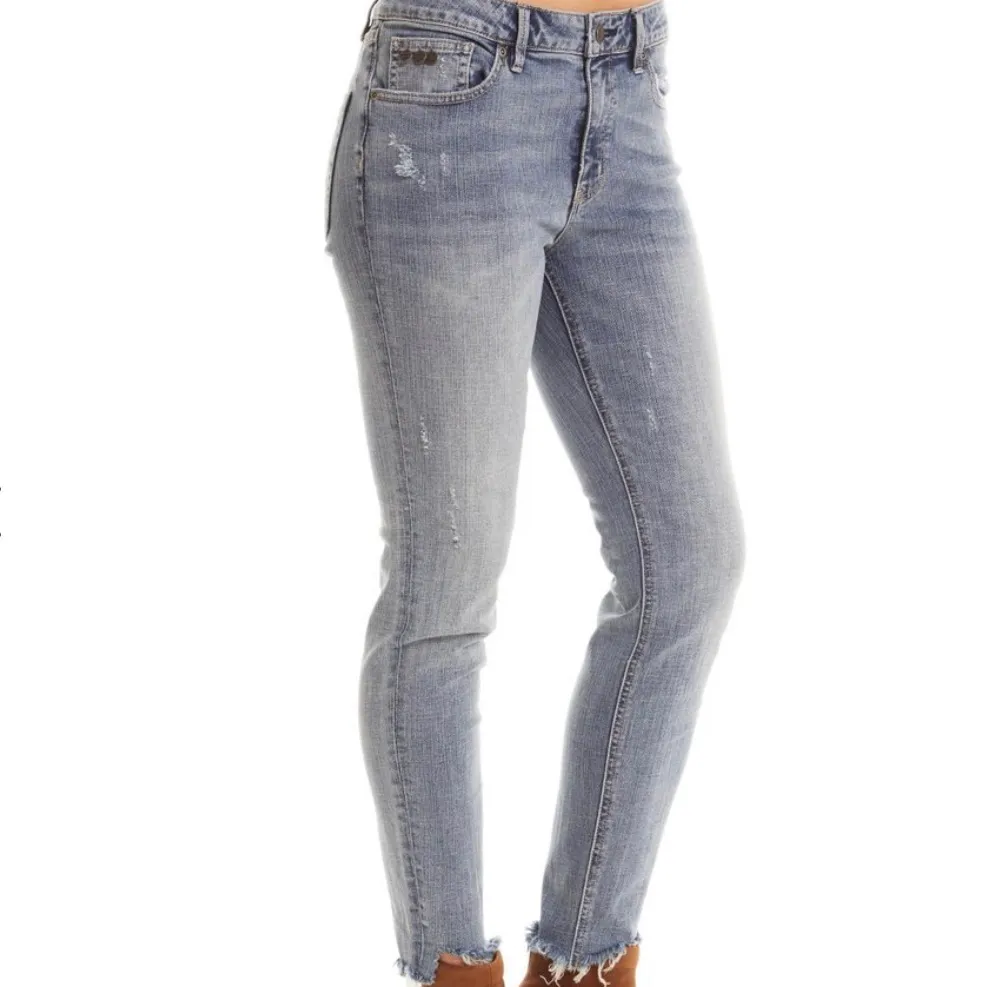 Dessa jättesnygga jeans från Odd Molly säljer jag nu eftersom de har blivit för små. De är dock i väldigt fint skick!De 2 första bilderna är lånade från deras hemsida, men på sista ser man tydligare hur färgen ser ut i verkligheten! Pris: 100kr+55kr frakt. Jeans & Byxor.