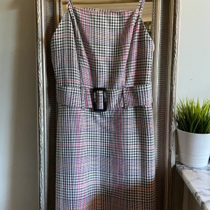 Söt mönstrad klämning! - Säljer denna söta klänning som tyvärr inte har kommit till användning. Den är i väldigt bra skick och är verkligen jättesöt på😍