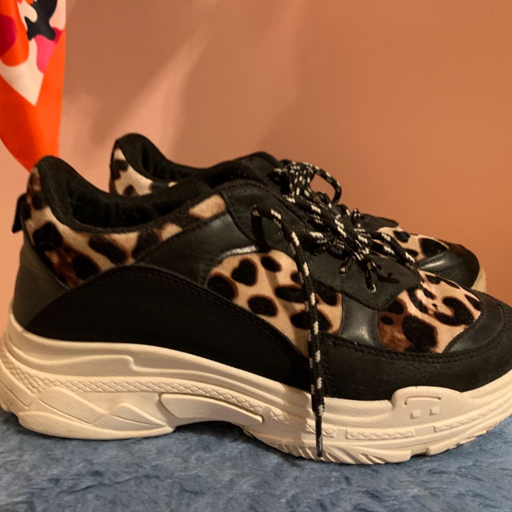 Säljer mina sneakers från Bohoo, de är flitigt använda men mycket bra skick. Priset går att diskuteras vid snabb affär, skriv i chatten för fler bilder! 💕💖 köparen står för frakt!. Skor.