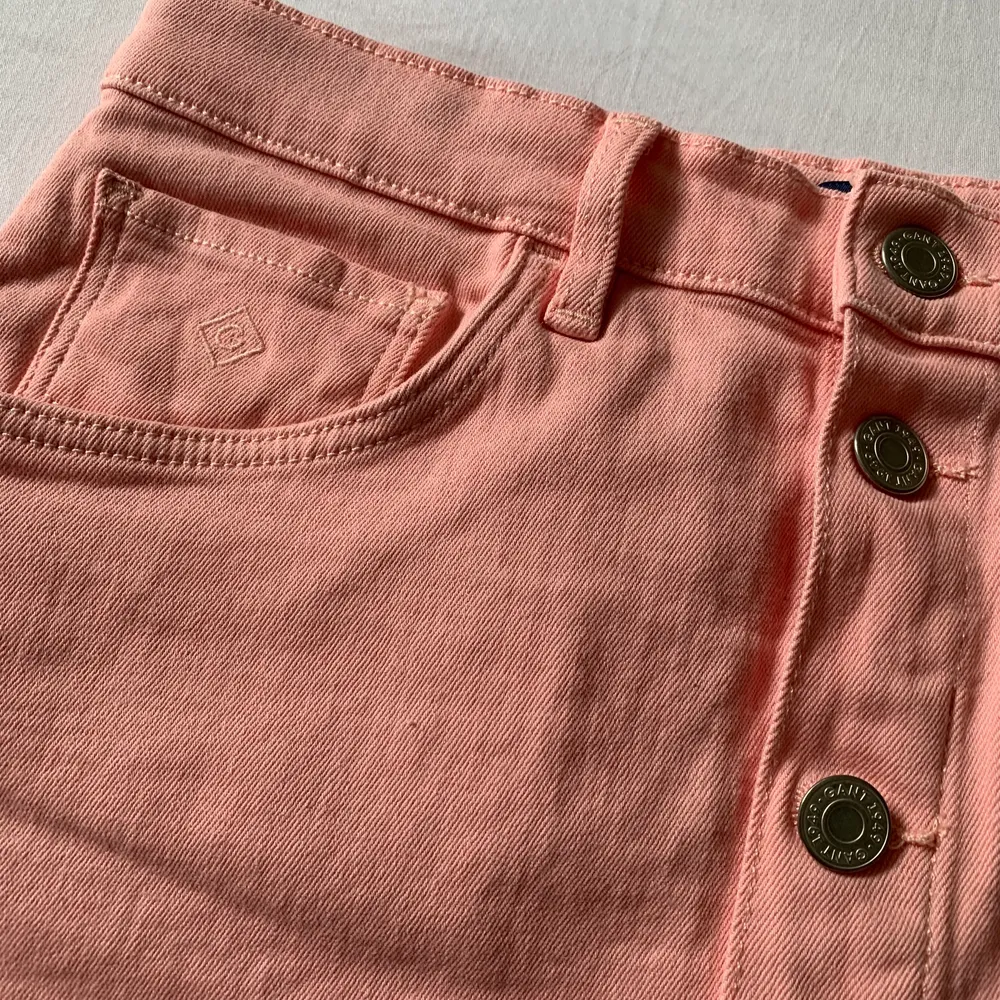 Rosa jeans gant kjol med kanappar i storlek 170. Använd nån enstaka gång. Hola at me om du vill ha fler bilder. 🙋🏼‍♀️ Köparen står för frakten. 🍓. Kjolar.
