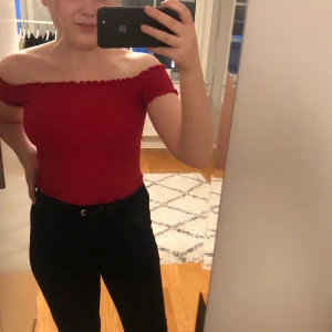Röd topp storlek XS - Jättefin topp från hollister. Kan frakta eller mötas upp i Uppsala💕
