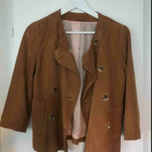  - Jack i mjuk mocka super fin! Köpt second hand varit en favorit men nu har jag insett att den tyvärr blivit för liten för mig. Passar storlek 32-36