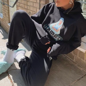 hoodie med tryck - As ball hoodie i nyskick! Beställde L då jag ville att den skulle vara oversized (som på bilderna) jag brukar själv ha S-M! köparen står för frakten✨🦋  budet ligger på 320 kr + frakt 
