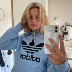 Adidas hoodie - Blå adidas hoodie i mycket bekvämt material, storlek s. Ifall du behöver ha den skickad betalar du frakten själv