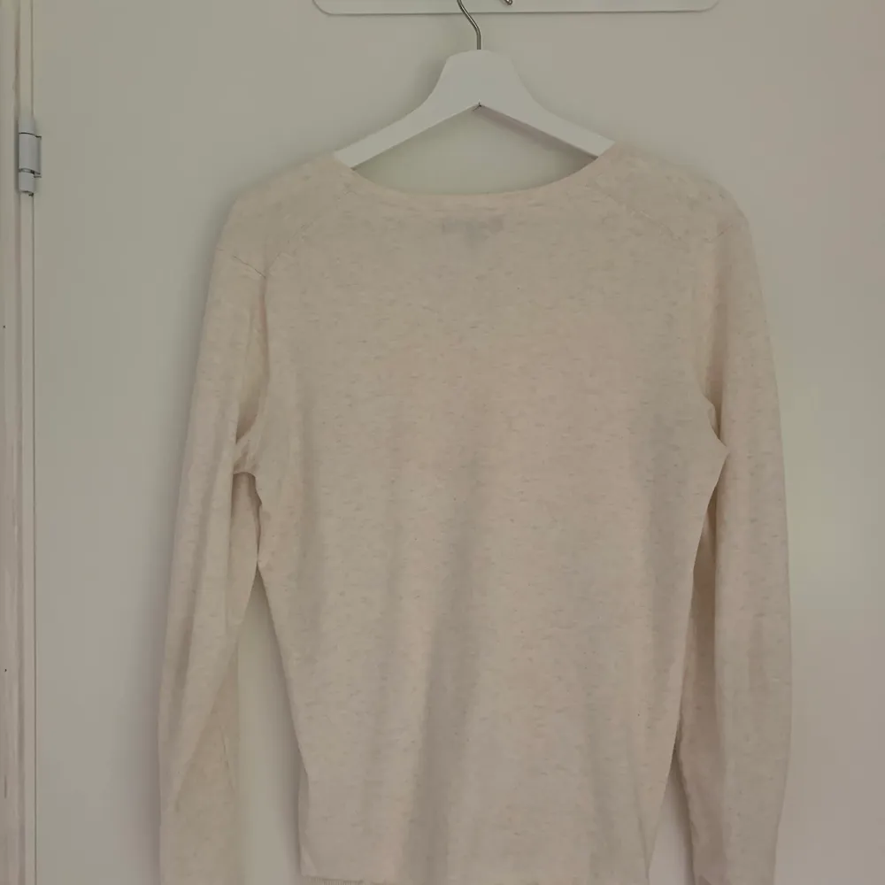 Superskön stickad tröja från Tommy Hilfiger i en beige/ krämvit färg. Perfekt året runt! Storlek S, 170kr+frakt 💫. Tröjor & Koftor.