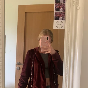 Röd hoodie med dragkedja - Röd hoodie i sammet med pärl detaljer🧚 Bra skick