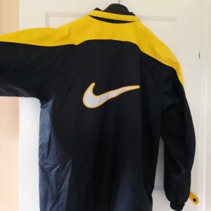Vintage Windbreaker från Nike - d dags för mig att sälja denna svinfeta windbreaker jackan från Nike. såhär äre, om ni vill va coolast på kröket i sommar så är denna jackan för dig, no cap!! unisex (ni ser min bror på sista bilden lol) men säljes då en är lite stor på en bebis som mig 🥺