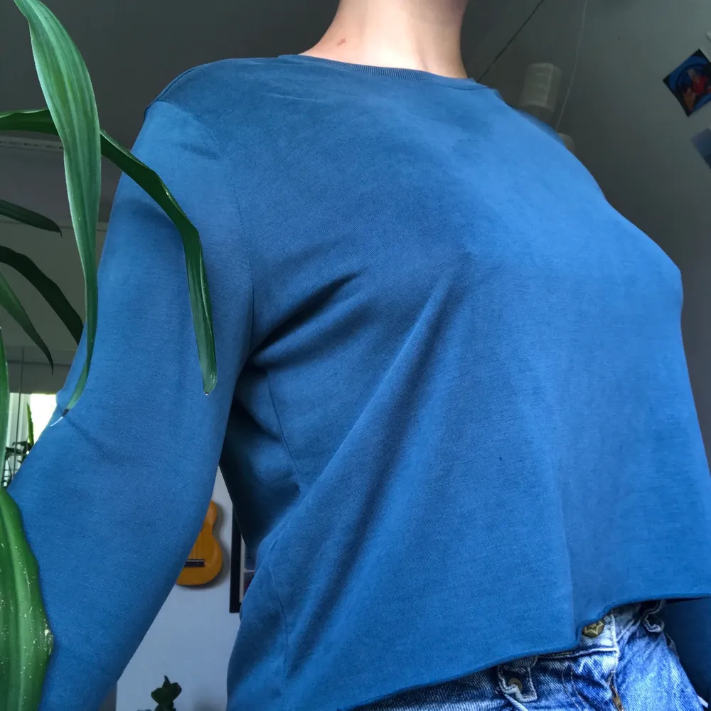 Jätteskön blå flowig tröja från weekday, sparsamt använd!. Tröjor & Koftor.