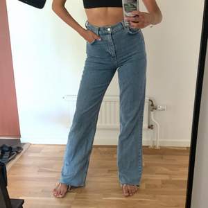 Supersnygga långa jeans från Zara, storlek 38. Använda en gång. Jag är 176 cm lång och de är perfekta i längden. Är säkert mycket snygga på någon som är kortare också! Fraktar endast. Priset är inklusive frakt. Säljer pga för små på mig. 