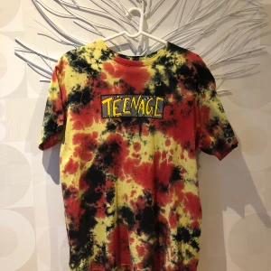 Skate Tshirt 😛 - En häftig skate tshirt som jag köpte under min USA resa början 2019, alltid tyckt om den men rensar nu ut den efter min stiländring som skedde, köpte den i en märkesbutik för killar i storlek S men för mig sitter den som en M😊😊 pris kan lätt diskuteras 😊