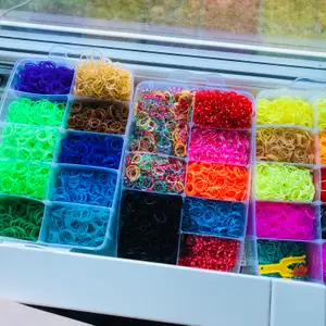 En stor box med över 10,000 loombands! Har så många färger för att kombinera! Den har sprickor i sidorna som jag har limmat i hop eftersom den blev tappad på golvet en gång, annars är dem helt nya! Nypris var 499kr! Nu säljer jag den inkluderad frakt!