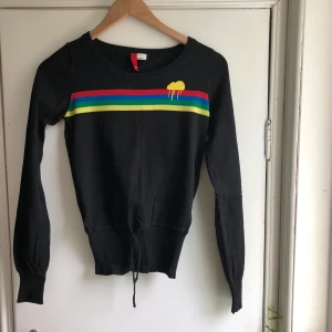 Tröja med regnbåge 🌈  - Tröja med regnbåge i storlek 34, men så stretchig att jag som är en 38a kunnat använda den, men då något mer croppad! Perfekt för Pride 