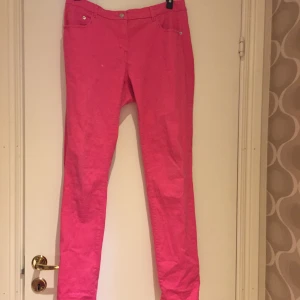 HM - Använd ett par gånger men i väldigt bra skick ändå. Stolek 40 size US  10. Längden är bra på mig jag är 158 cm lång , ifall någon som är längre en mig är intresserad. 95 kr eller Högsta bud. :)