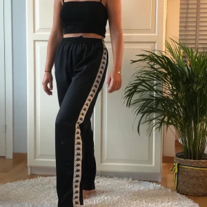 Kappa Byxor - Super sköna och snygga!! Av märket kappa köpta på humana! Köparen står för frakten! 🧚🏼🧚🏼