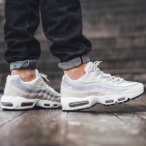 Nike air max 95 - Jättefina knappt använda Nike air max. Första bilden är hur de ser ut på! Frakt ingår i priset 