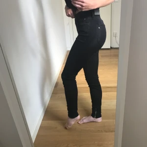 Replay jeans - Svarta Replay jeans med fina silverdetaljer. Dragkedja längst ner på benen. Fint skick sparsamt använda. Strl w25 L28