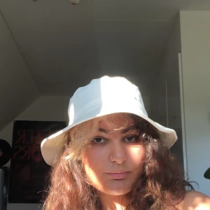 Bucket hat - 🌿 Nyköppt relaxed bucket hat från Weekday, har använts endast 2 gånger då jag tyvärr känner att den inte riktigt passar mig :( Tycker verkligen den är skitsnygg. Orginalpris är 300 från affär 🌿