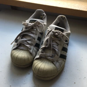 Retro adidas originals  - Retro adidas originals som är lite slitna när bak därav ett bra pris! Kan mötas upp i Stockholm annars står köparen för frakt
